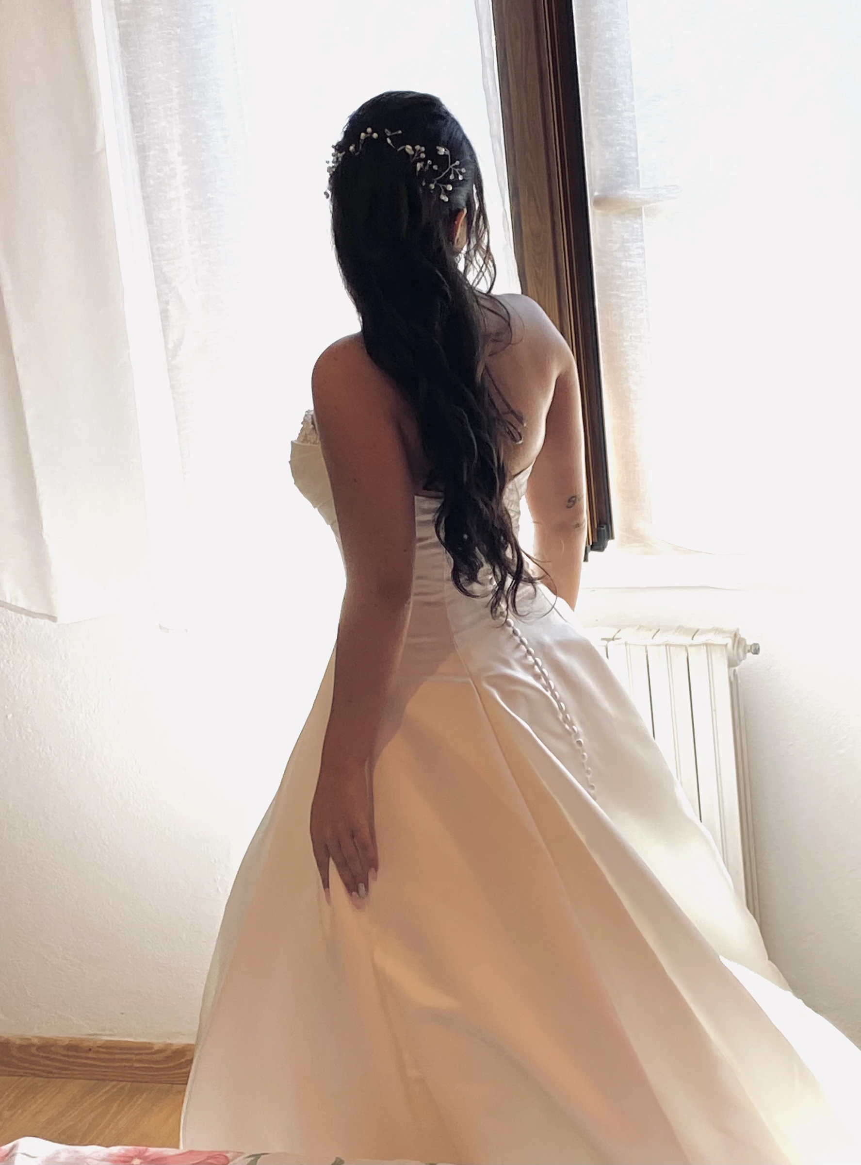 Acconciatura da sposa vista sul retro dell’abito
