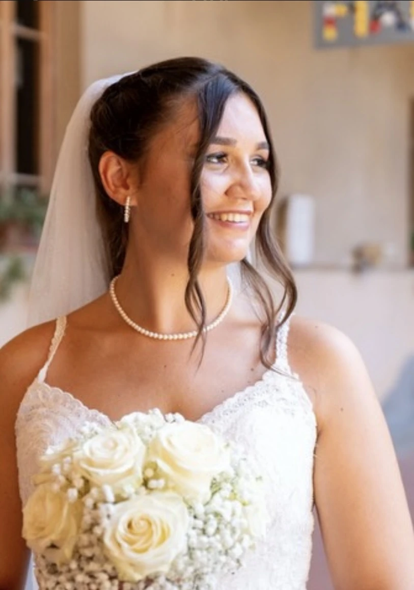 Sposa con raccolto morbido e velo