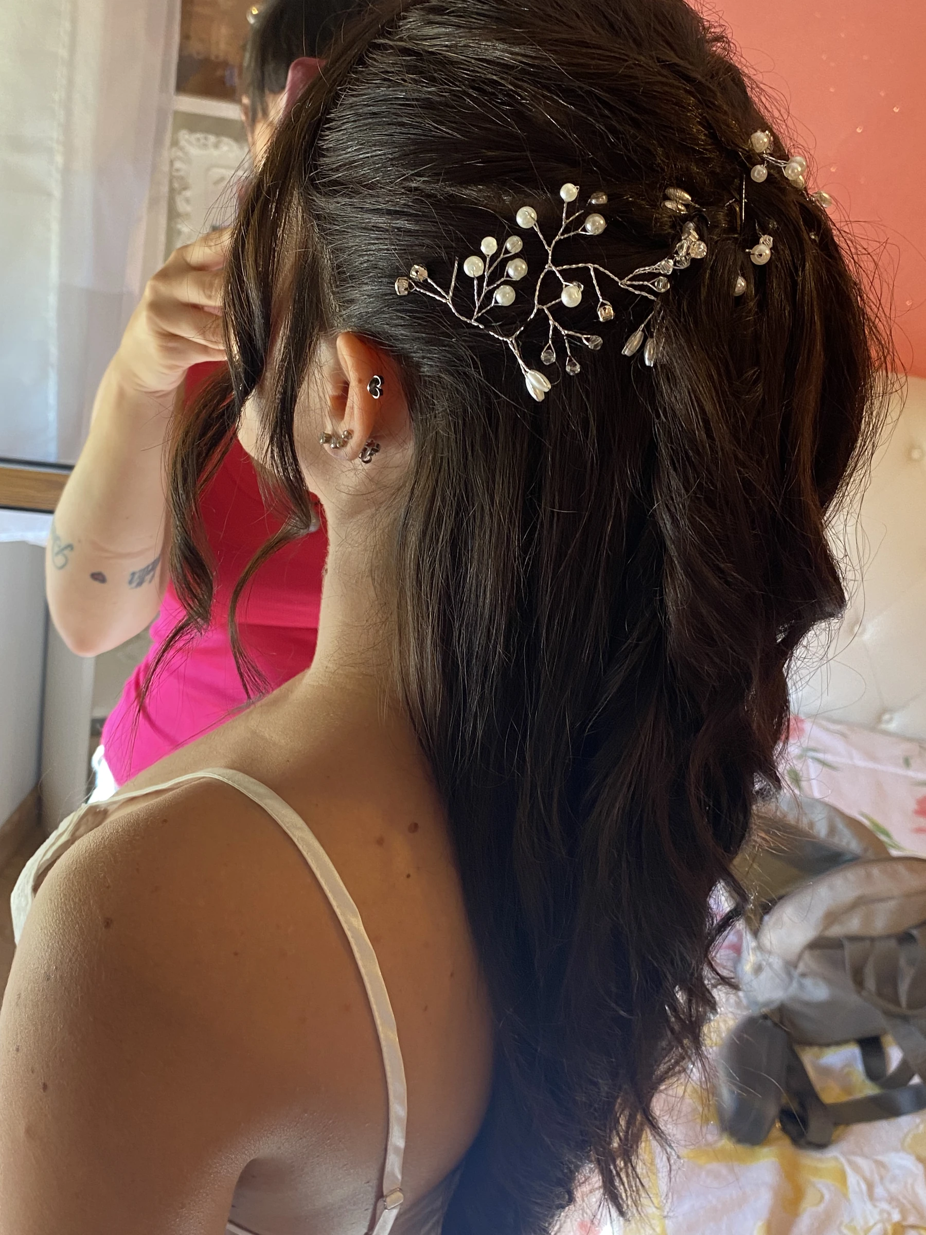 Dettaglio di un’acconciatura da sposa con accessorio