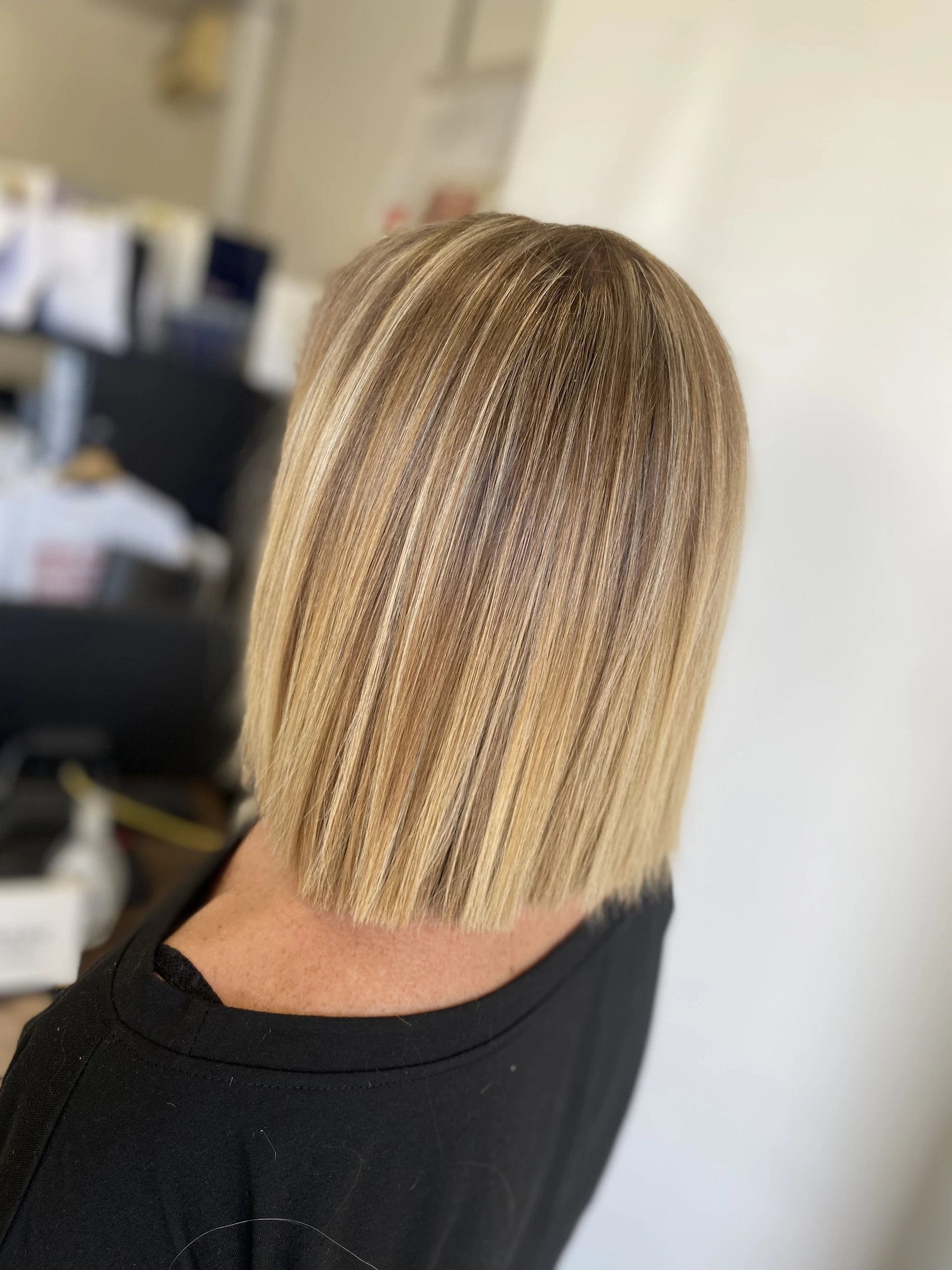 Taglio corto biondo realizzato da Roberta Rabazzi Hair Studio